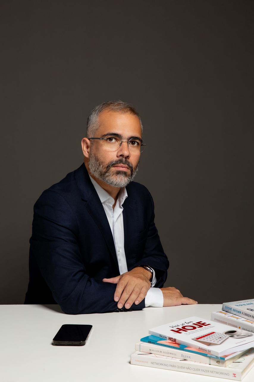Antonio Gil à mesa, com o livro Você Só Tem Hoje