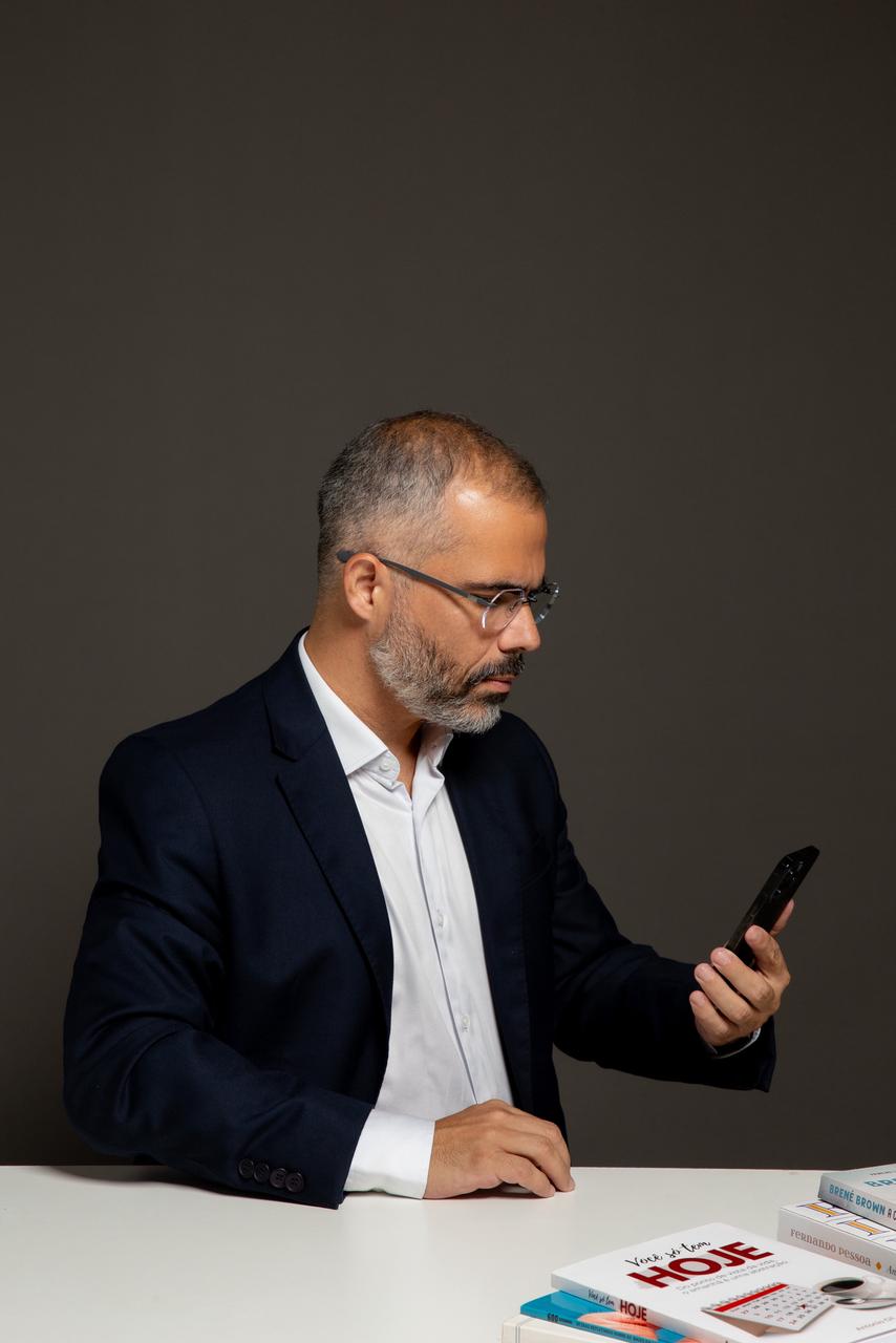 Antonio Gil olhando o celular