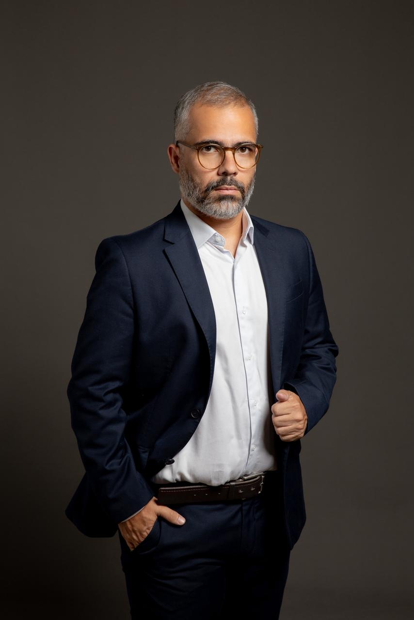 Antonio Gil, de terno azul-marinho, em pé